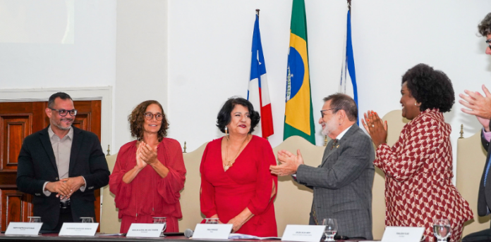 UFBA celebra trajetória da professora Maria da Glória Teixeira em cerimônia de outorga do título de Professora Emérita