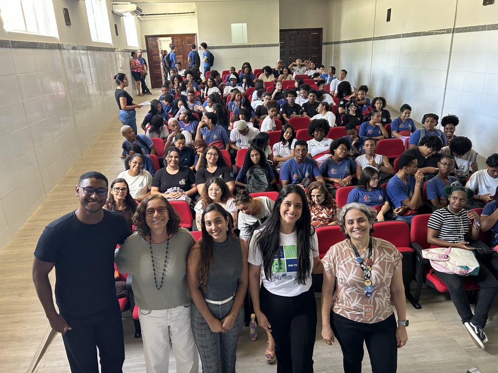 Pesquisadores do PECS/ISC promovem ação sobre tuberculose e ciência em escola de Salvador